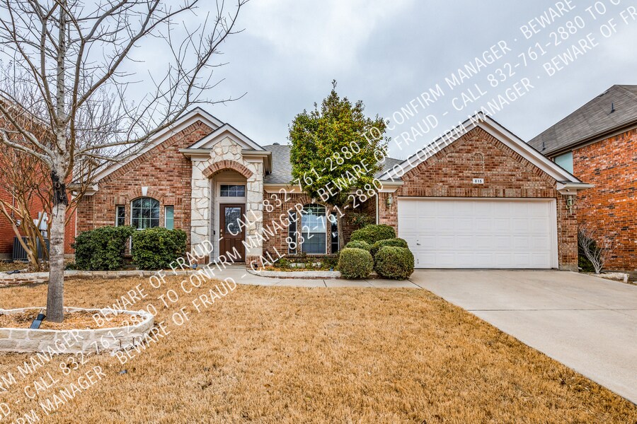Foto principal - 4 bedroom Home in the Heart of Burleson Re...
