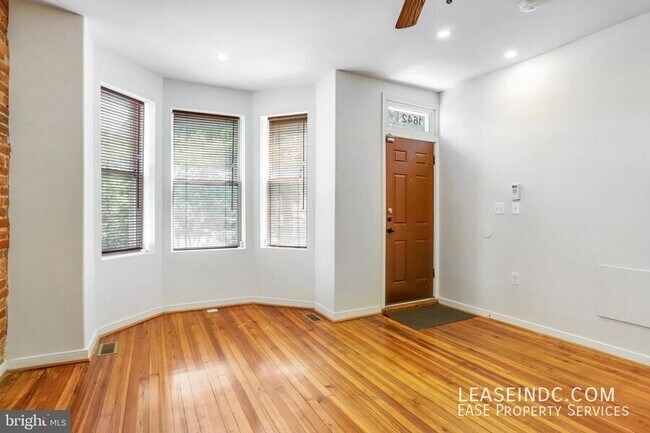 Foto del edificio - 1642 1/2 New Jersey Avenue NW-