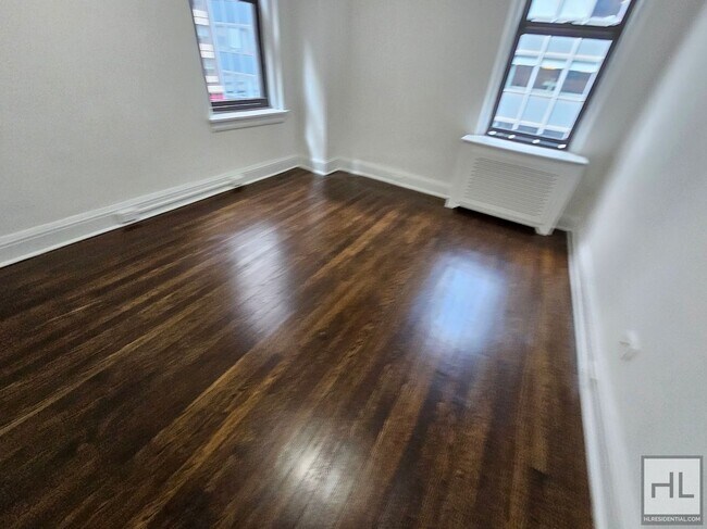 Foto del edificio - High-Ceiling One-Bedroom with Classic Details Near Grand Central