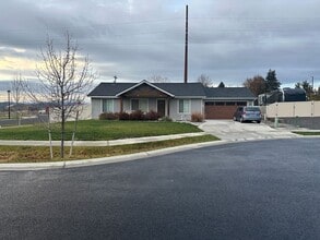 Building Photo - 867 Cutthroat Ct