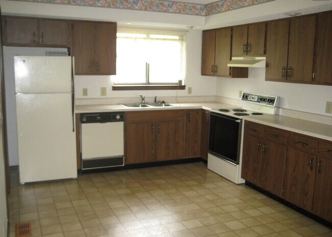 Building Photo - 2502 Heritage Dr