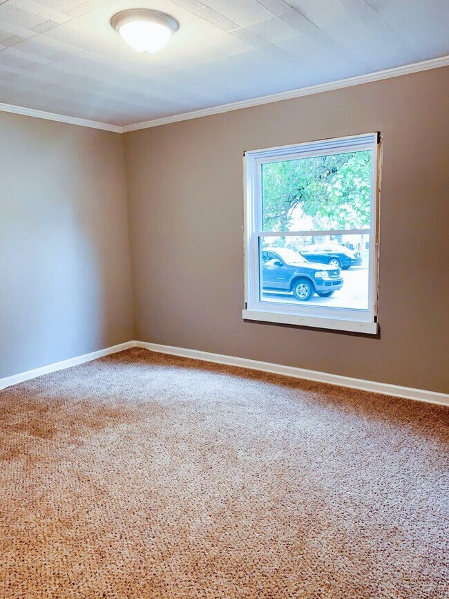 Building Photo - Charming 2BR North Columbus Home w/ Basement & Decorative Fireplace