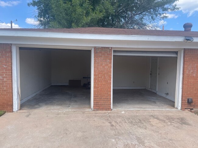 Rear Garage - 1218 Briarwood St