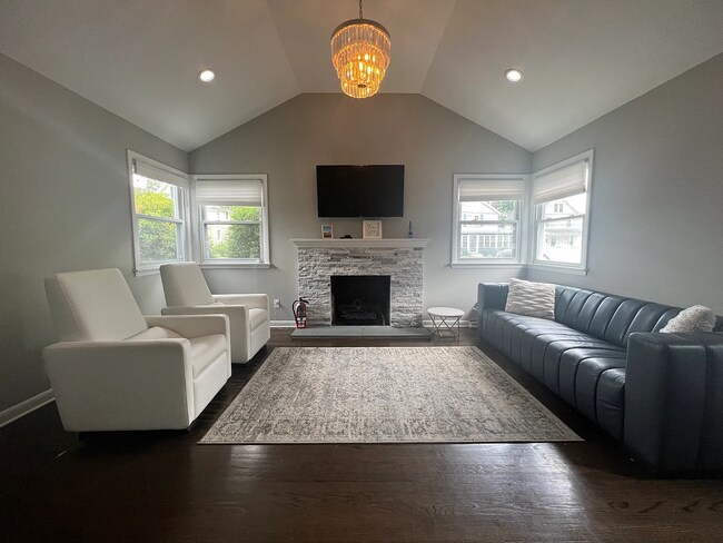 Building Photo - Furnished 4 Bedroom 2.5BA Home