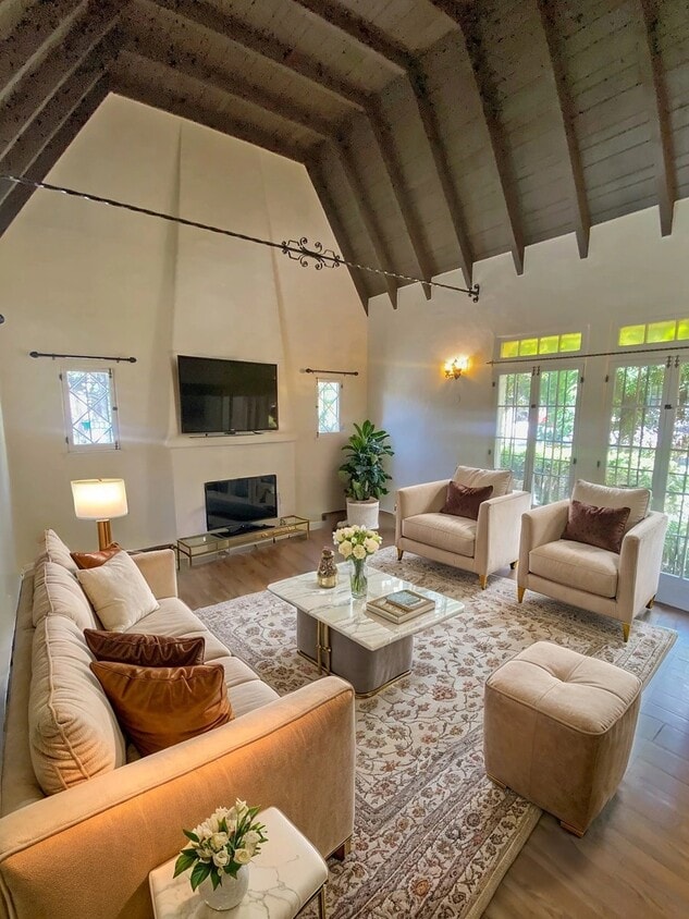 Foto principal - 1150 N Curson Ave