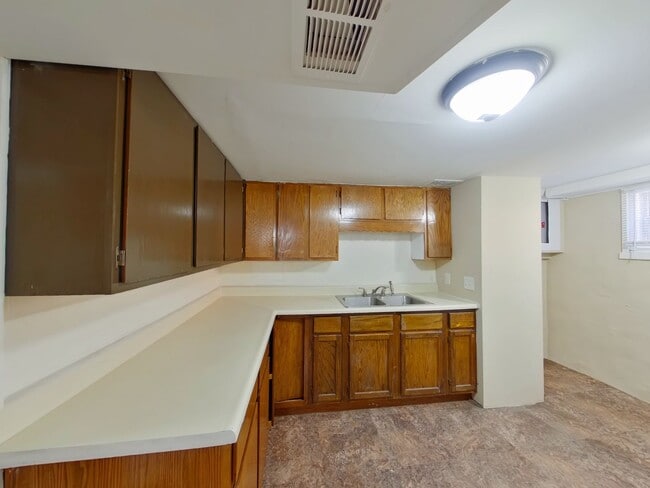 Building Photo - 2BR | All Bills Paid | Near College Hill Area