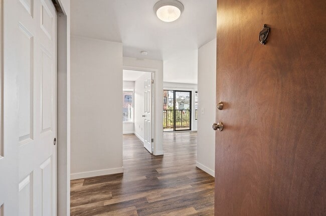 Foto del edificio - Large One bedroom condo with New Flooring, W/D, Parking, and WSG included!!