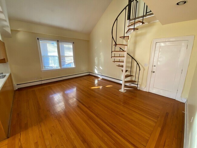 Building Photo - Bright & Spacious 2-Bed with Loft Suite in...