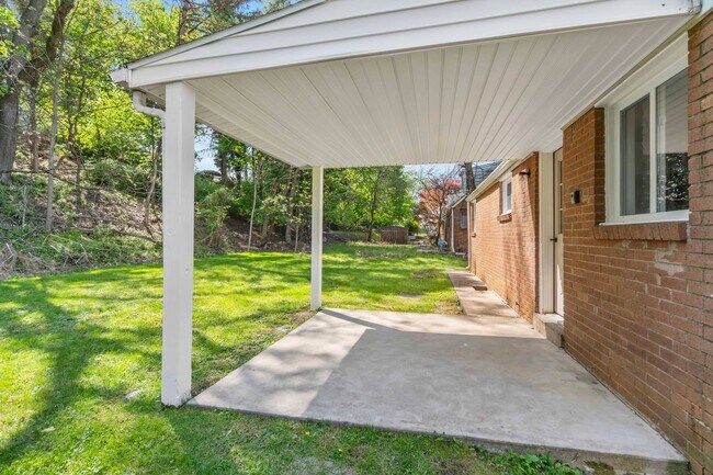 Foto del edificio - READY NOW!! FULLY RENOVATED 3 Bedroom in PENN HILLS