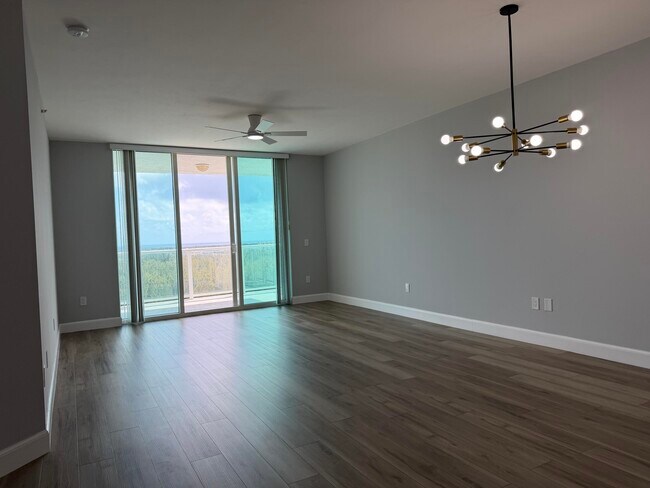 Foto del edificio - 15051 Royal Oaks Ln