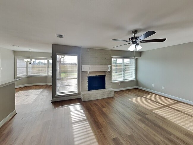 Foto del edificio - 7726-7712 12 Fairway Ln