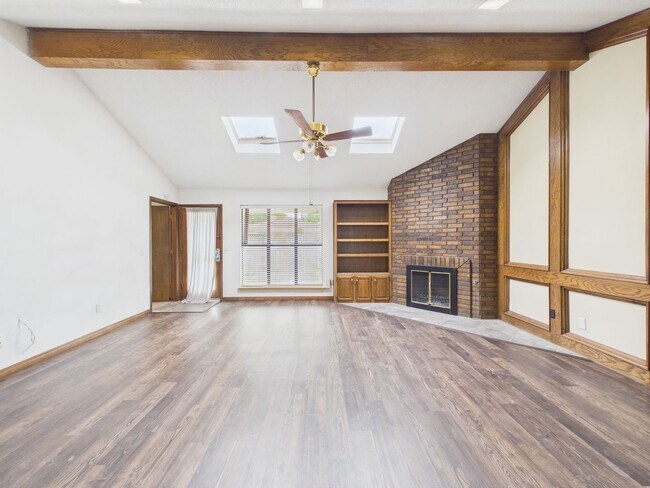 Building Photo - Precious Paramount home for Rent!
