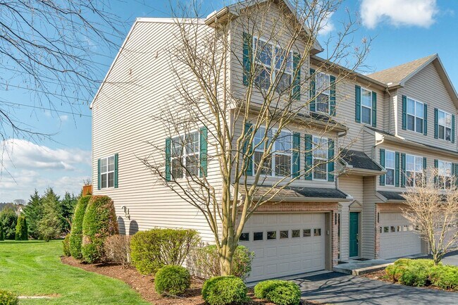 Building Photo - Like New End Unit Town-Home For Rent In Me...