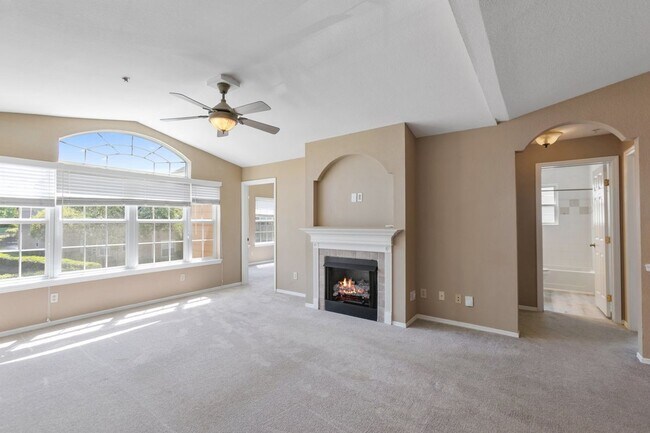 Foto del edificio - Gorgeous Condo in Soughtafter Intracoatsal...