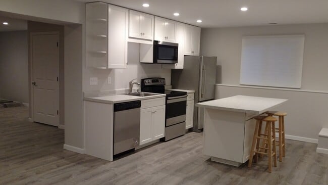 Building Photo - 1556 Hillview Rd