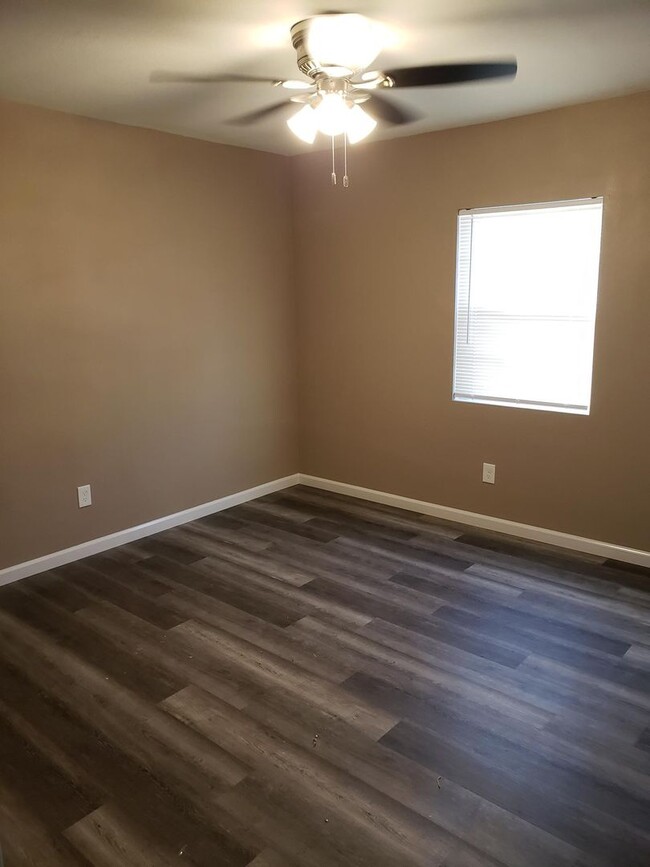 Building Photo - Newly remodeled 2 bed, 1 bath Duplex