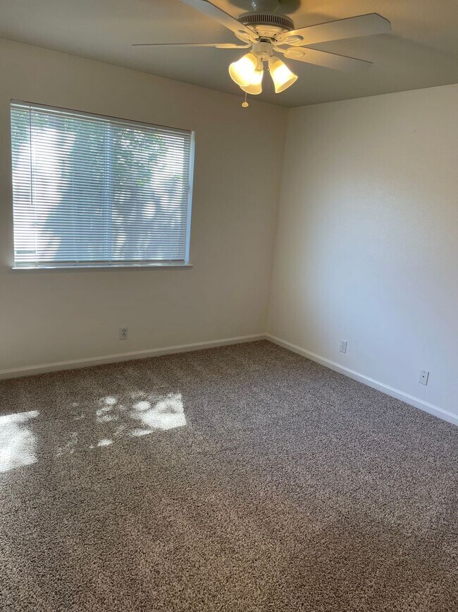 Foto del edificio - 3 Bedroom, 2 Bathroom House with a 2-Car Garage