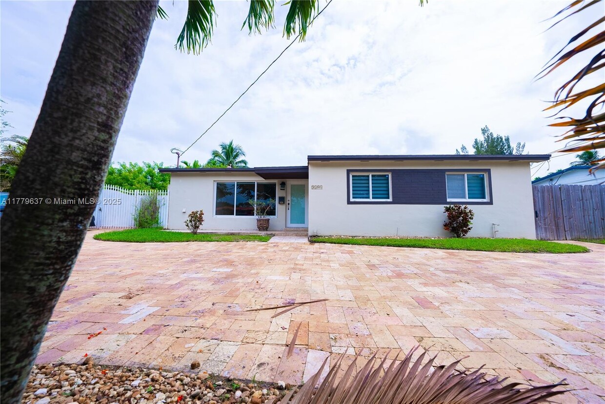 Primary Photo - 9101 SW 16th St