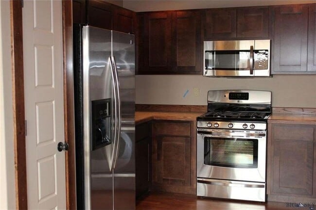 Building Photo - 3 Bed 2.5 Bath in Belgrade with attached double garage