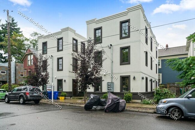 Building Photo - Modern Townhome Apartment in the heart of ...