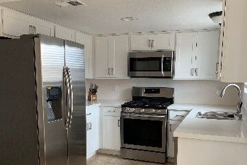 Kitchen - 308 W Wilson Ave