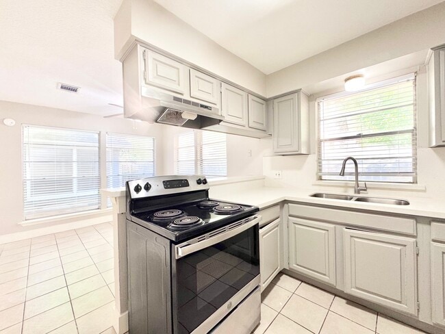 Building Photo - 10827 Sugar Hill Dr