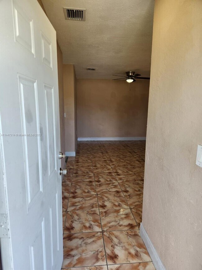 Foto del edificio - 3880 NW 174th St