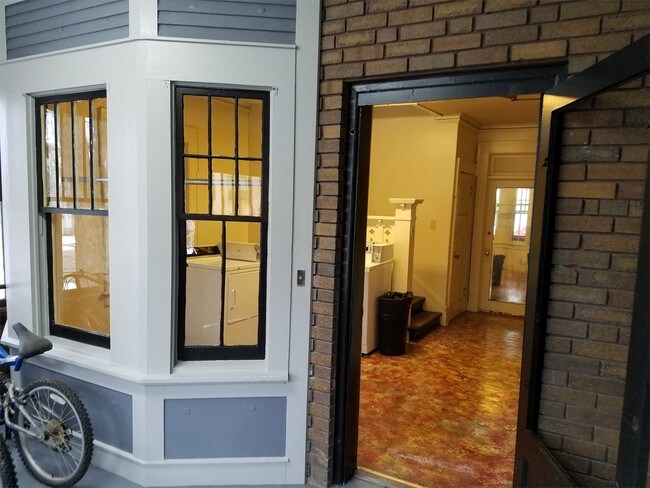 Building Photo - 810 W 25th St