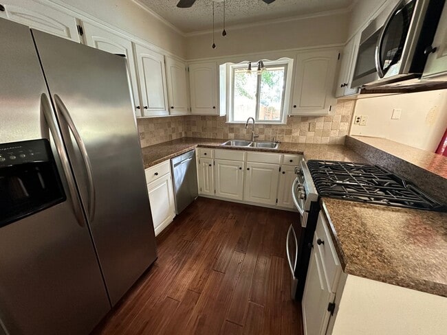 Building Photo - Southern Homes, 3 Bed, 2 Bath WITH Pool!