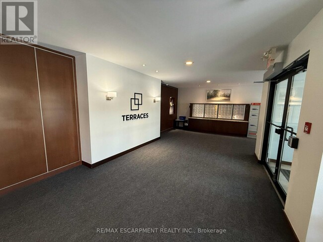 Building Photo - 5070 Fairview St