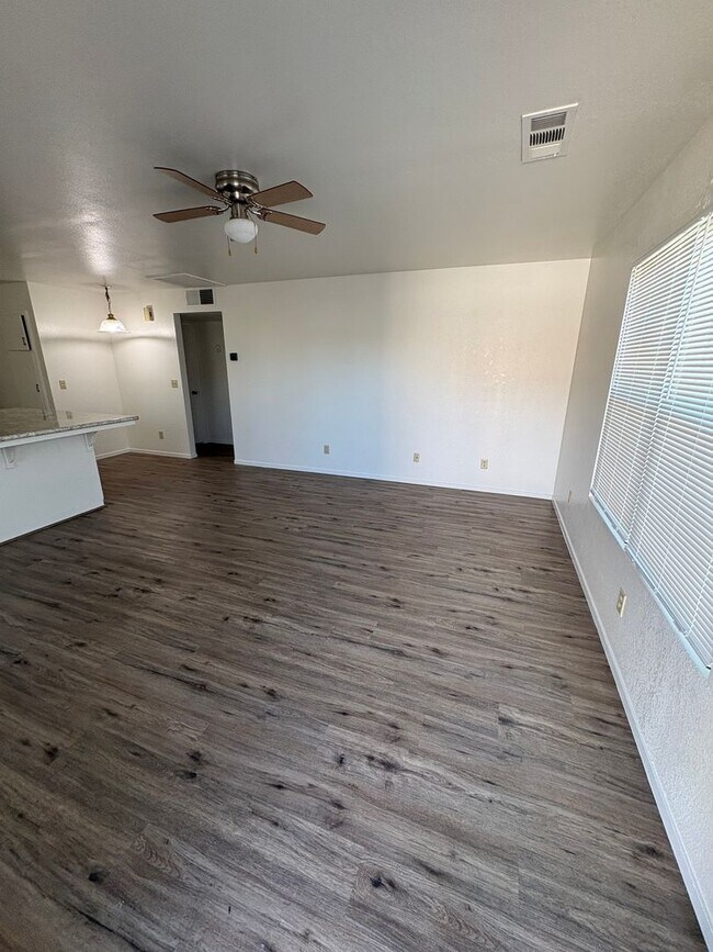 Foto del edificio - 700-710 E Tulare Ave