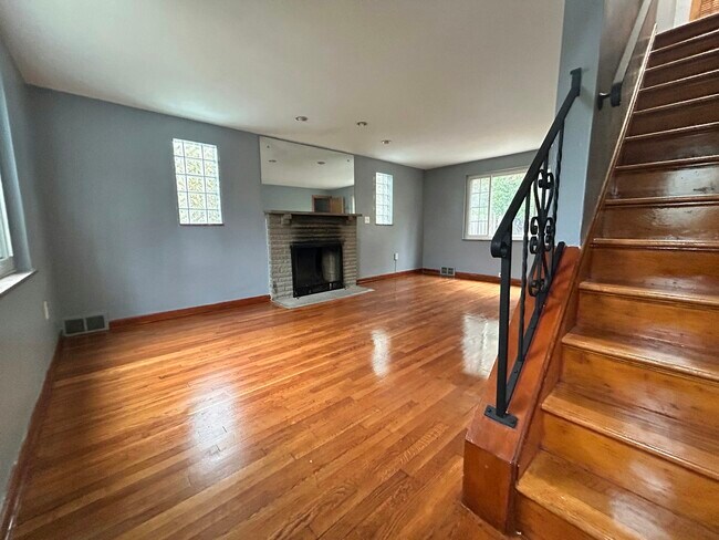 Photo - 1718 McNary Blvd House