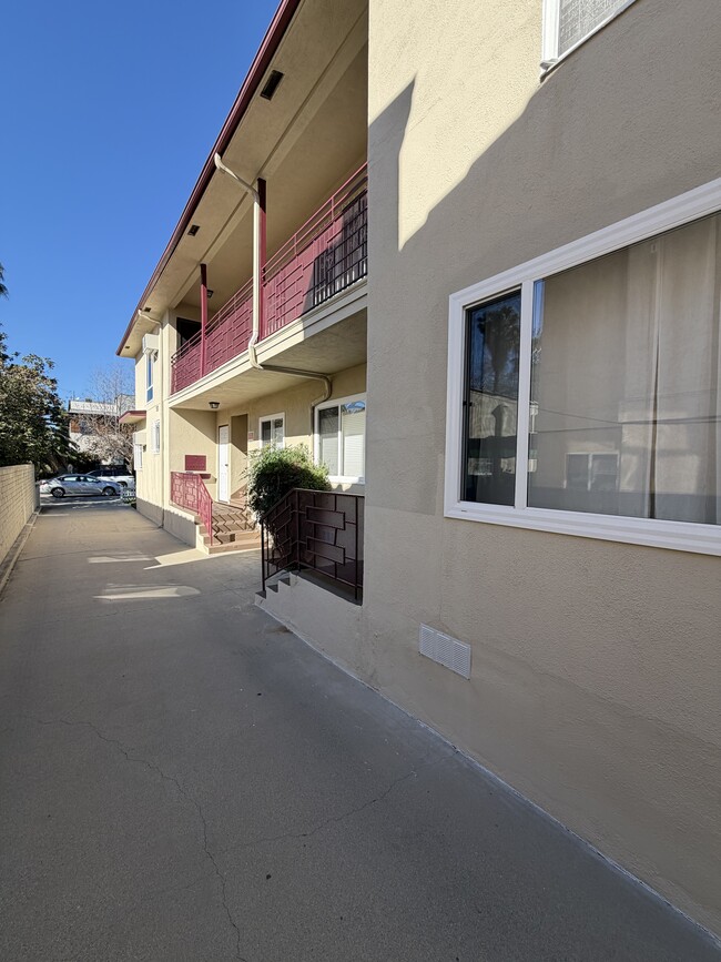 Building Photo - 852 N Cherokee Ave