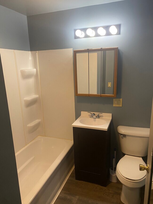 Bathroom - 600 W 5th St