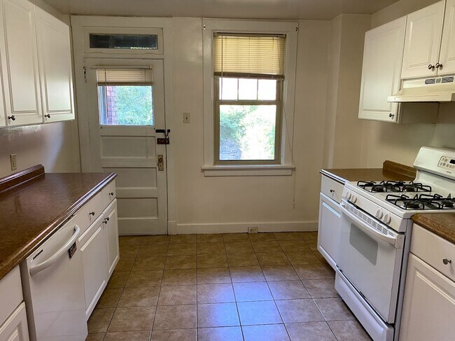 Foto del edificio - 6325 Glenview Pl