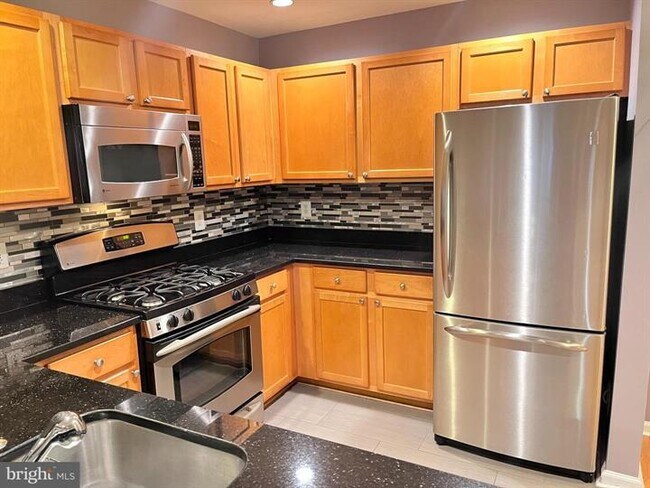 Building Photo - Beautiful two-bedroom, two-bath condo in t...