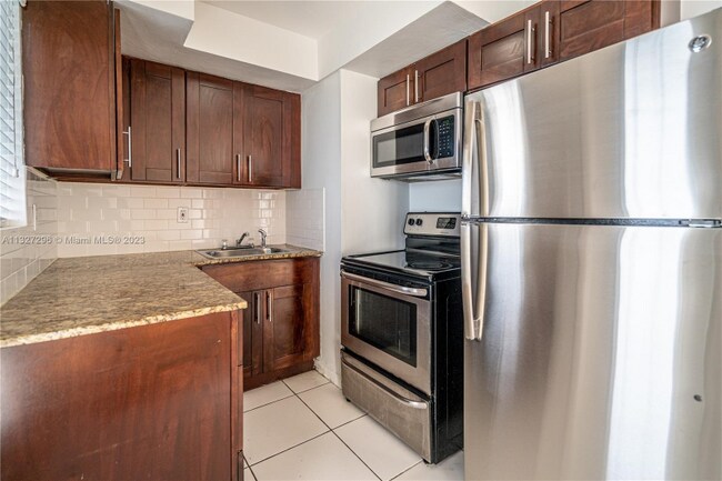 Foto del edificio - 7931 East Dr