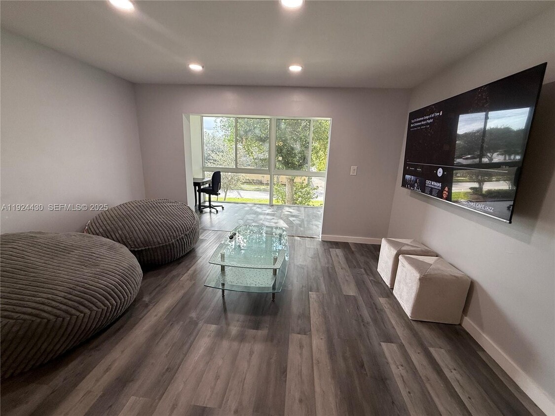 Foto principal - 1000 Country Club Dr