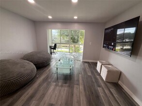 Building Photo - 1000 Country Club Dr