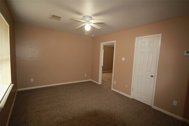 Foto del edificio - 6418 Mountain Pines Ln