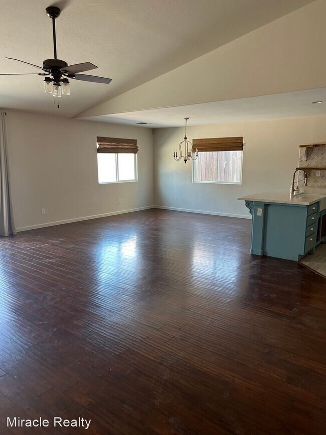 Foto del edificio - 4 br, 2 bath House - 6494 E Orleans Ave