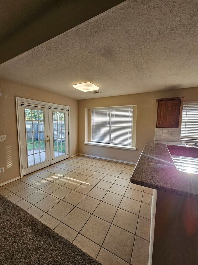 Building Photo - (3) Bed/(2) Bath Available NOW! Pet Negoti...