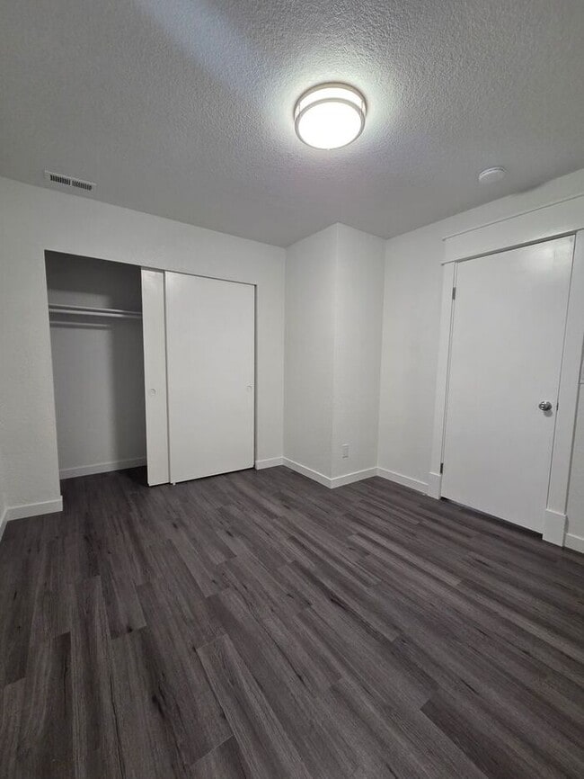 Foto del edificio - Must see Interior!! Tacoma 5 Bed with Large Fenced Back Yard on Dead End Street!