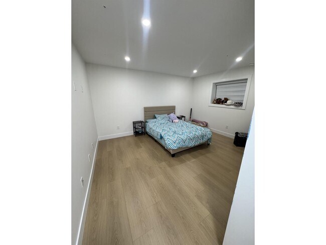 Photo du bâtiment - 16935-1690A 0A Ave