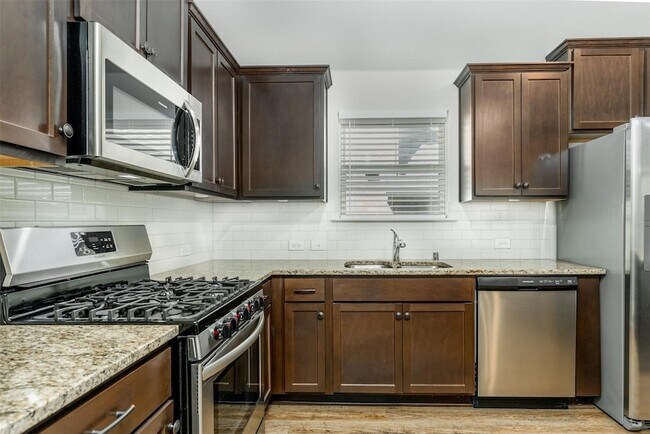 Foto del edificio - 716 Bluebird Way