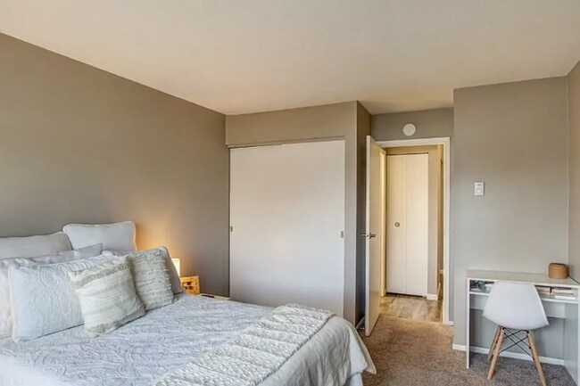 Foto del edificio - 2323 Shoreland Ave