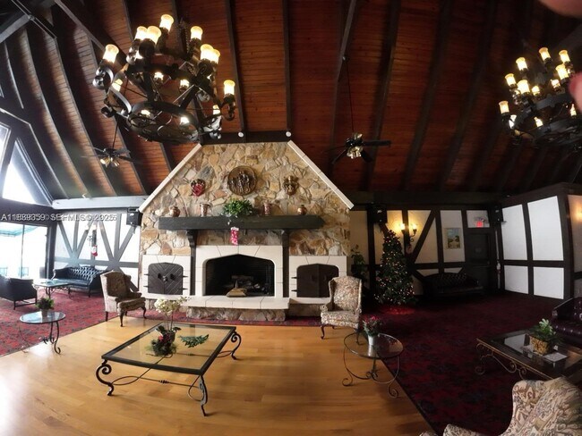 Building Photo - 3720 Inverrary Dr