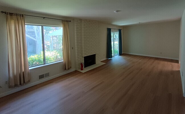 Sala de estar grande - 360 Richfield Dr