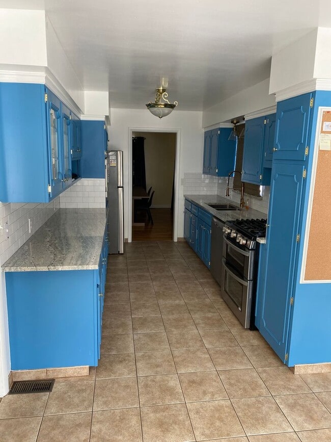 Building Photo - 4049 Taylor Ave