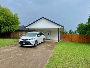 Building Photo - 210 Lakewood Dr